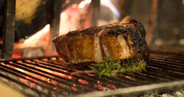 Bild på en biff på grillen