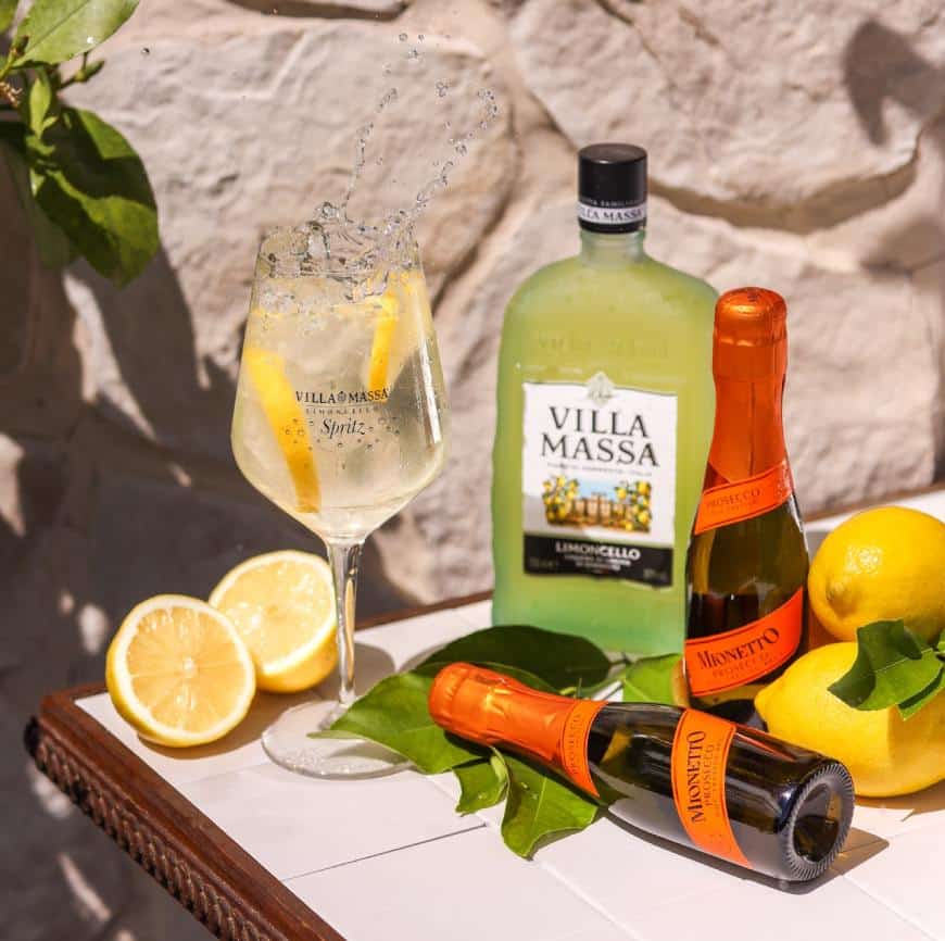 Två småflaskor med prosecco och en flaska Limoncello