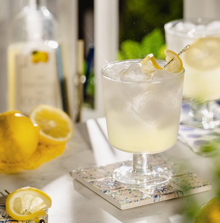 Ett glas med Limoncello spritz toppat med en citronskiva