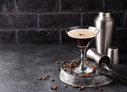 Espresso Martini drink med kaffebönor